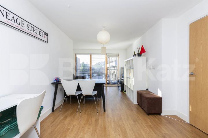 Modern 2 bedroom 2 bathroom property with large balcony  Mildmay Avenue , Newington Green 